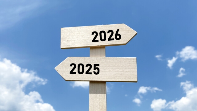 2025と2026の道しるべ(標識)
