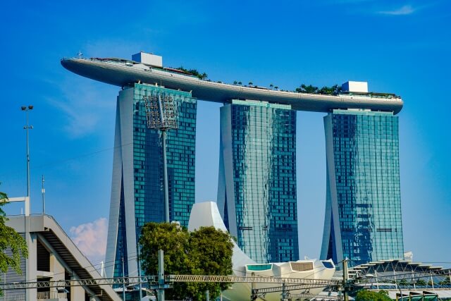 屋上が船形の高層ホテルの外観