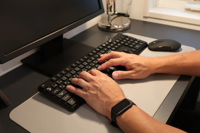 キーボードで作業する手元