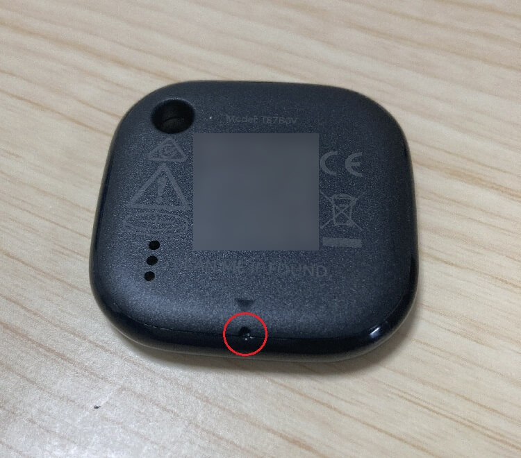 SmartTrack Linkの背面カバーにある開封用の小さな穴