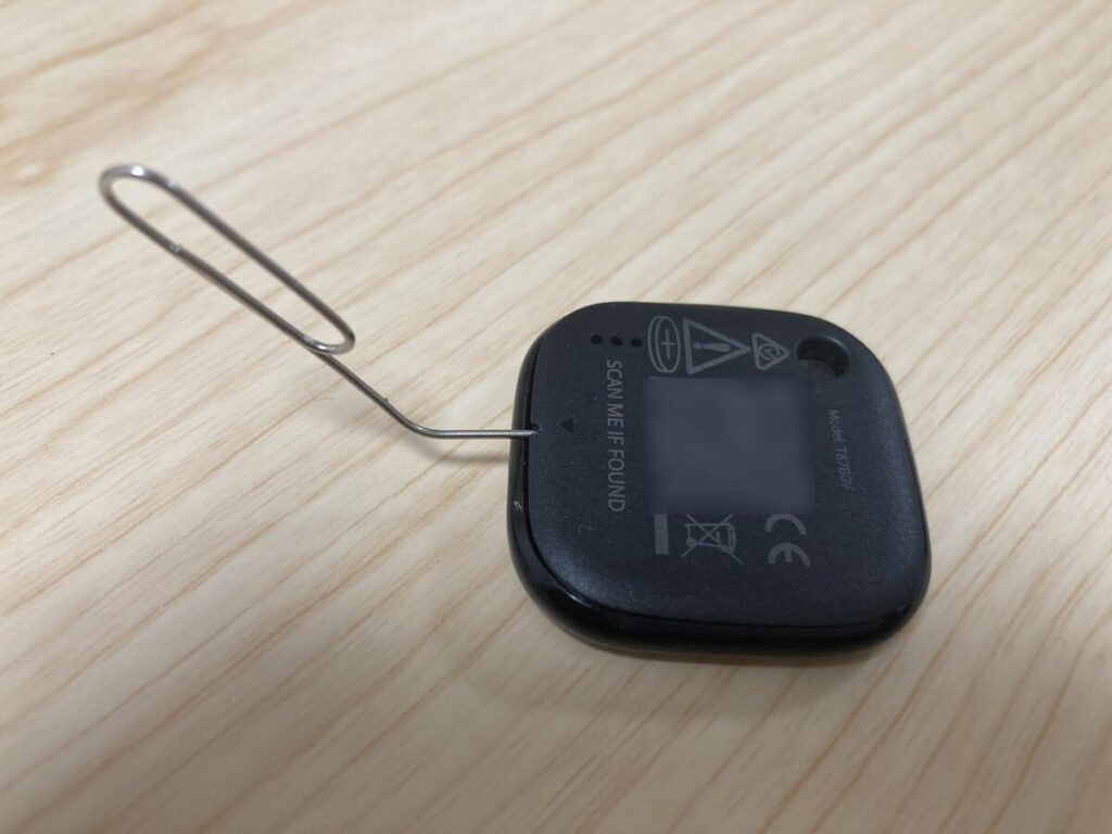 セムクリップ(またはSIMピン)を穴に差し込んで背面カバーを開ける