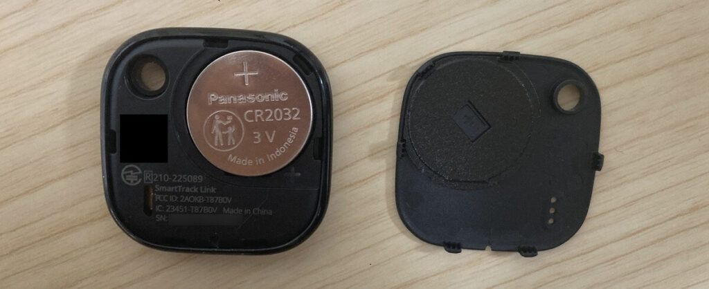 CR2032を表裏の向きを合わせてセットするところ(+面の向きに注意)